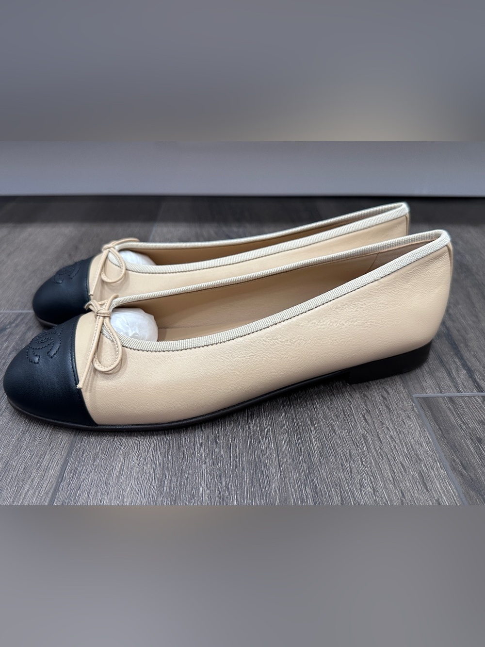 CHANEL CC LOGO BEIGE & BLACK LEATHER BALLET BALLERINA FLATS SHOES Size 38.5C - Picture 5 of 13